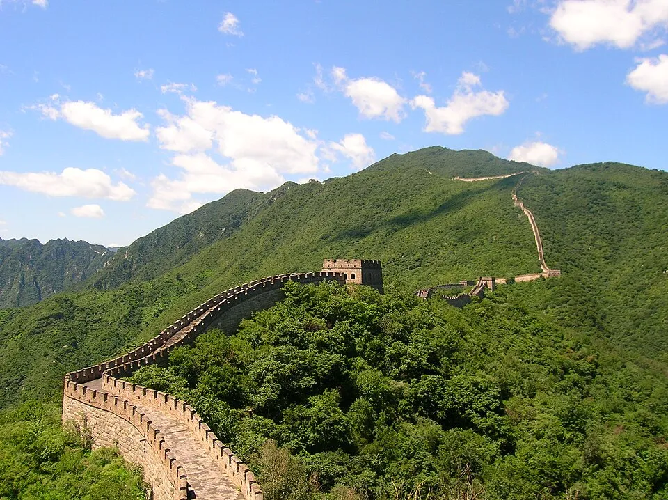 Stone watchtowers and the Great Wall following the ridges at Mutianyu